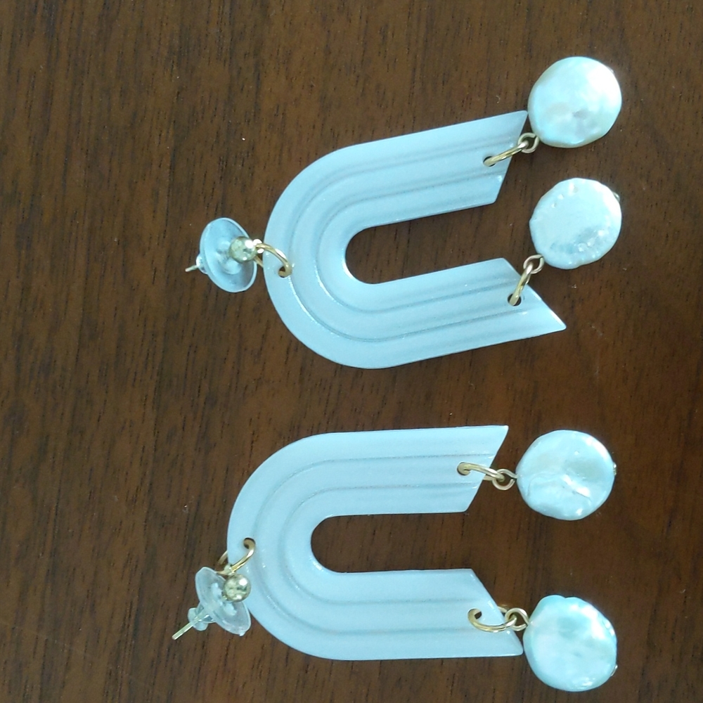 Elysian theory arch and pearl earrings